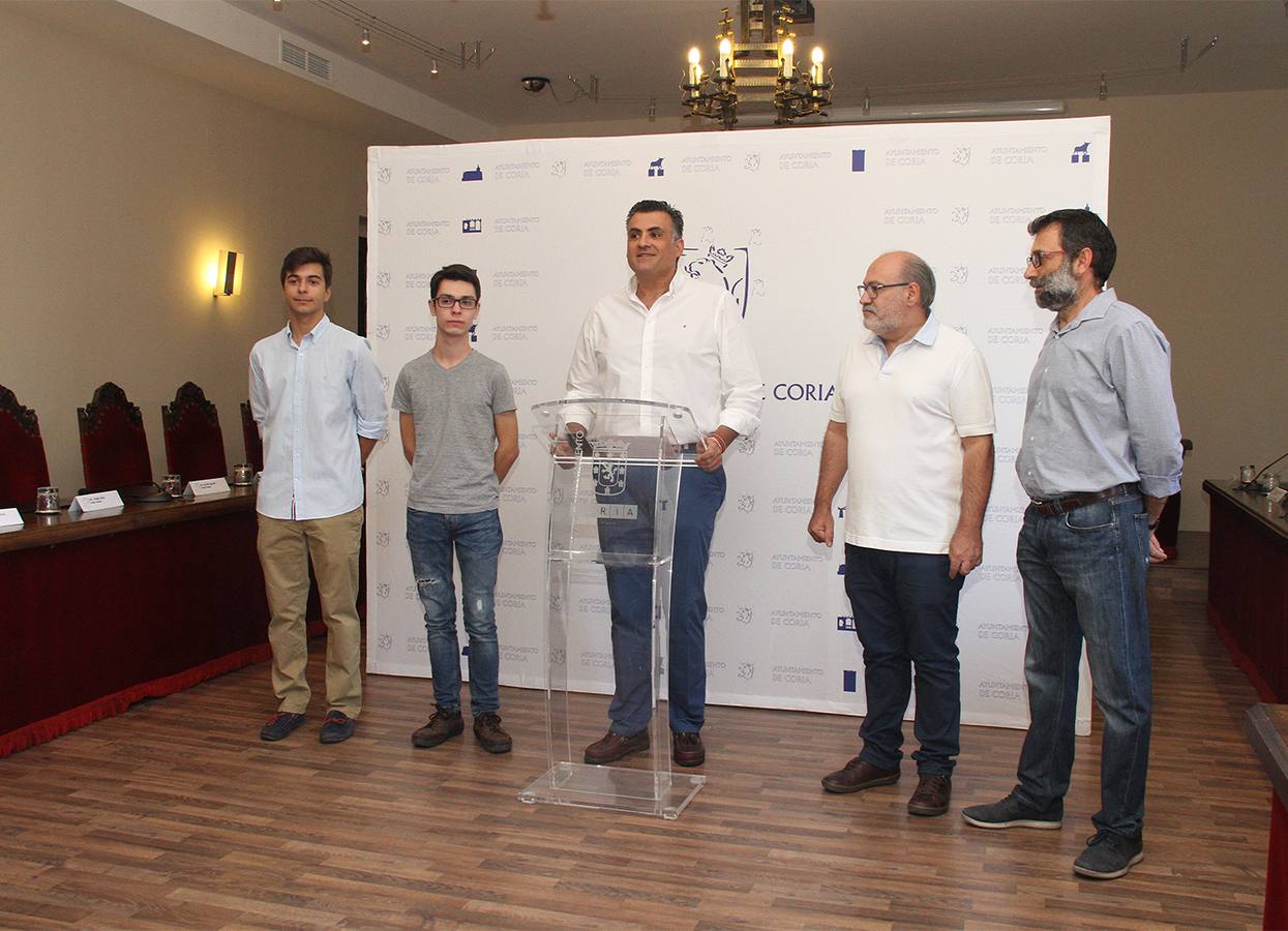 El Ayuntamiento premia con una beca a dos estudiantes del IES Alagón por sus expedientes