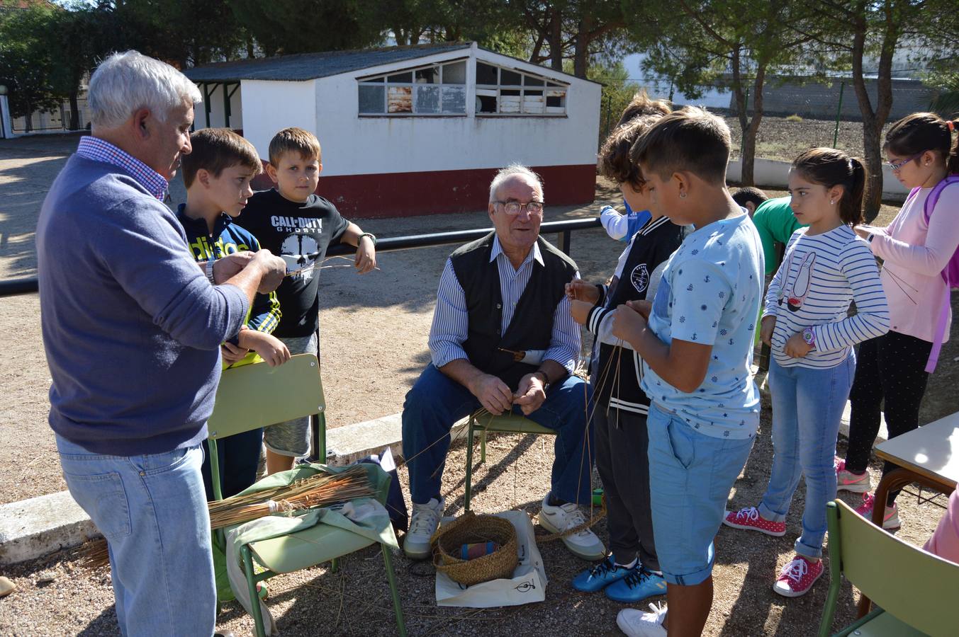 Los niños de Campanario se acercan a los juegos de antaño y a los oficios tradicionales
