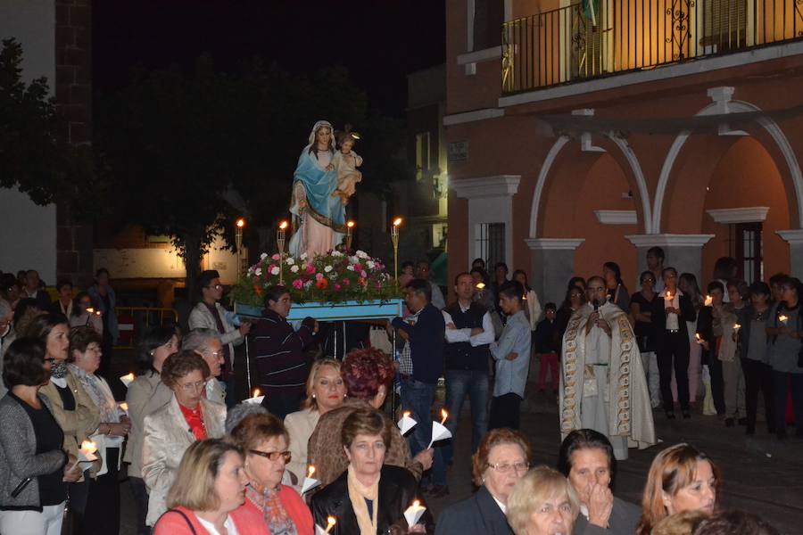 La comunidad cristiana celebra el día del Rosario con una talla de fuera