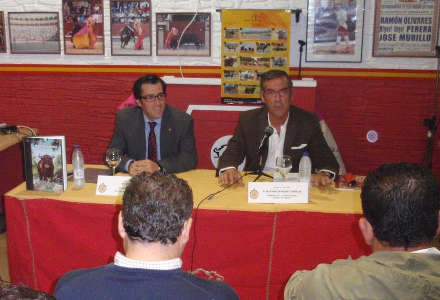 El periodista Antonio Girol y el torero de plata Javier Ambel cerraron las jornadas 'Noches de Toros'