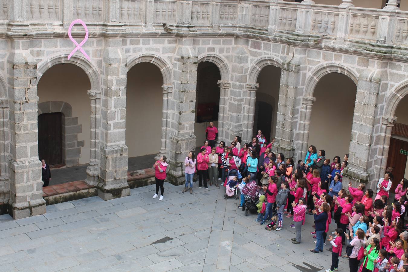 Calera de León vuelve a reunir a cientos de personas para reivindicar la lucha contra el cáncer de mama