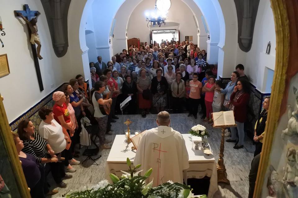 Un centenar de vecinos de La Coronada peregrinan hasta la ermita de Piedraescrita