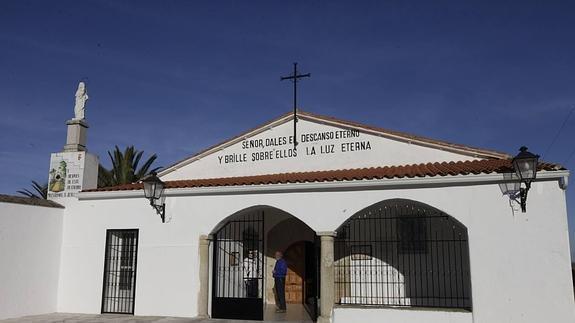 El camposanto se prepara para la festividad de Todos los Santos
