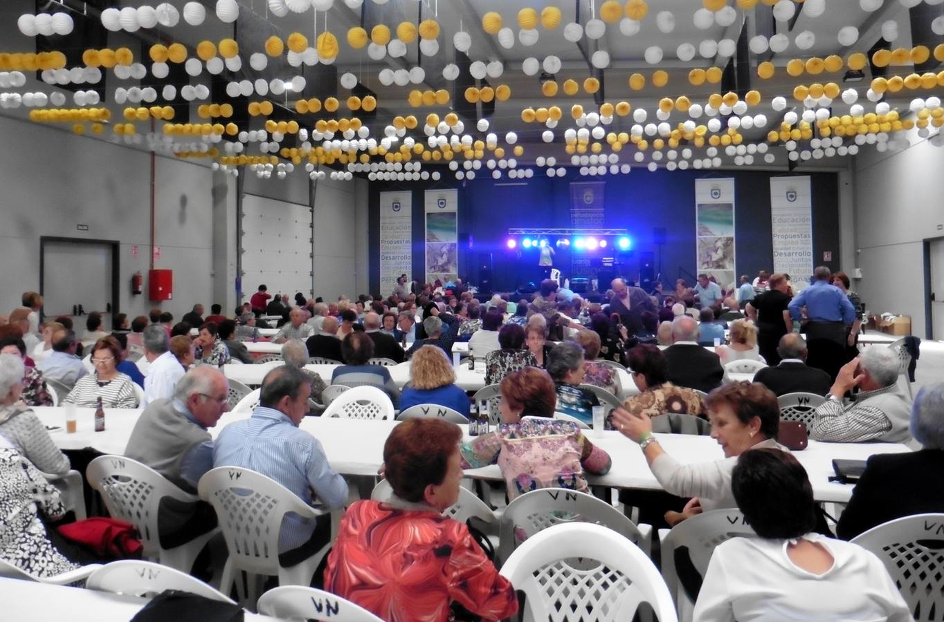 300 personas asisten a la Feria del Mayor en el recinto ferial