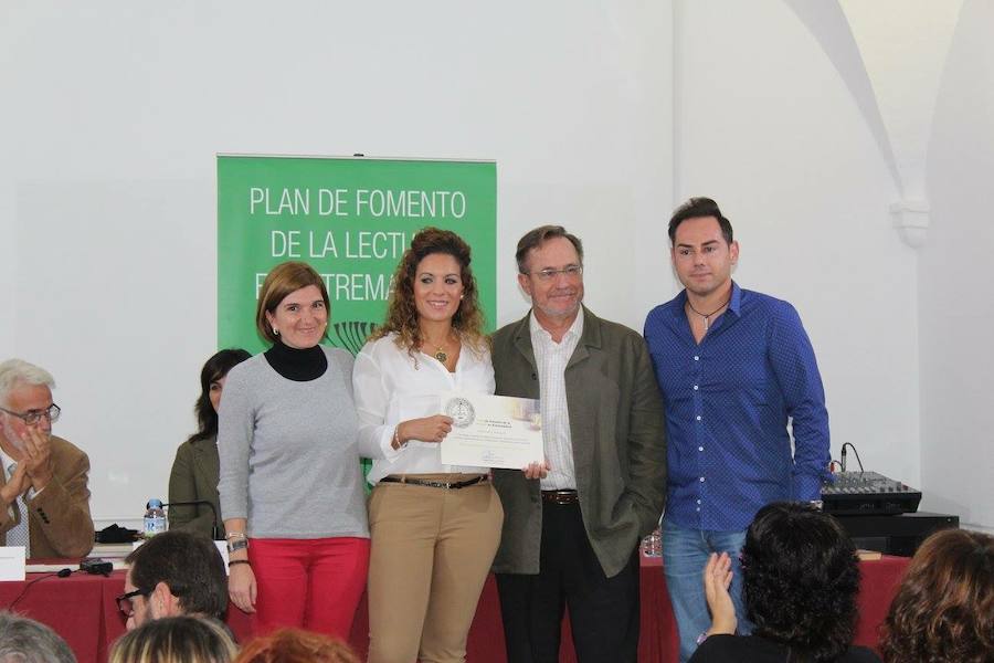 La Biblioteca municipal de Arroyo de la Luz recibe el premio regional de Fomento de la Lectura