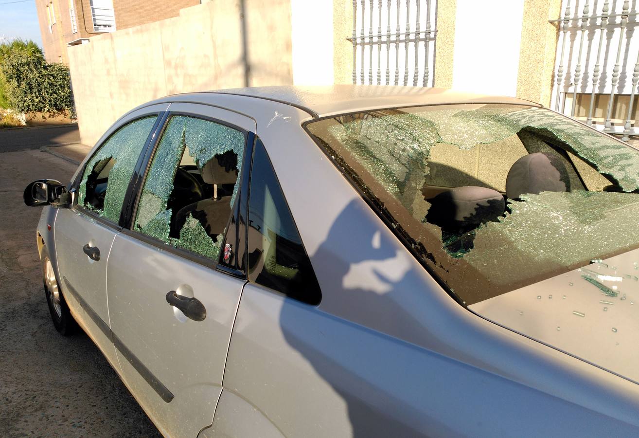 Ocasionan destrozos en dos vehículos en la madrugada de ayer