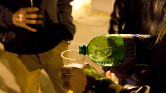 La Junta plantea permitir los tests de alcoholemia a menores en el botellón