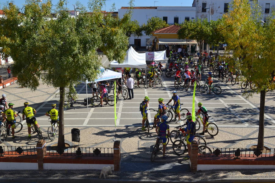 La plaza de España acogió a los ciclistas de la I Convivencia Solidaria Multideportiva