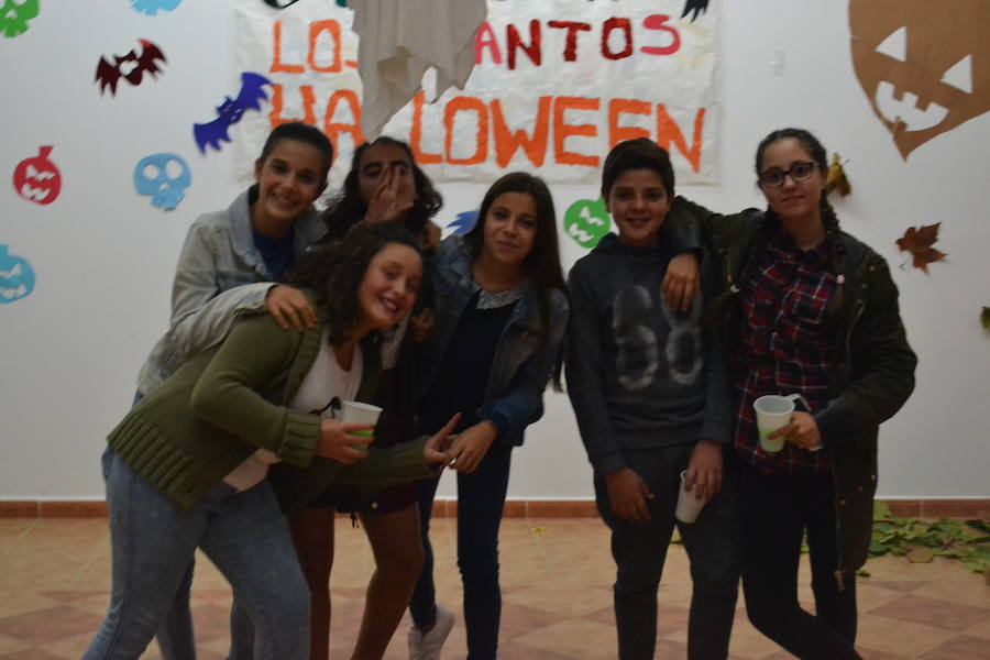 Niños y jóvenes han disfrutado de Halloween y los Tosantos en el Centro Joven