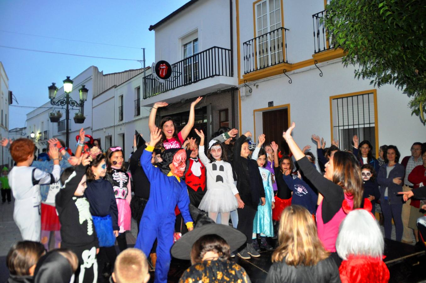 Cientos de niños y niñas disfrutan de una terrorífica y divertida tarde de ‘Halloween’
