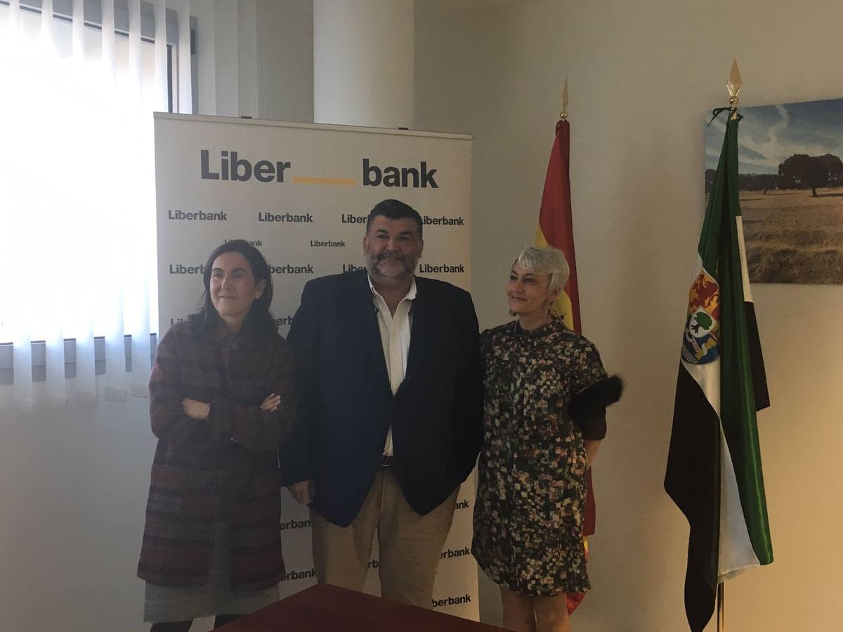 El Ayuntamiento firma el acuerdo con Liberbank para mejorar la accesibilidad en el entorno de la residencia de mayores a través de una plataforma única