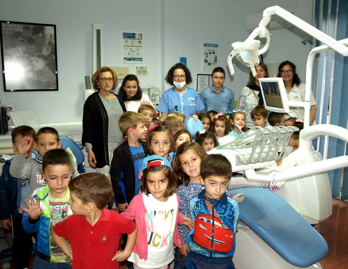 Alumnos de cinco años visitan la clínica dental