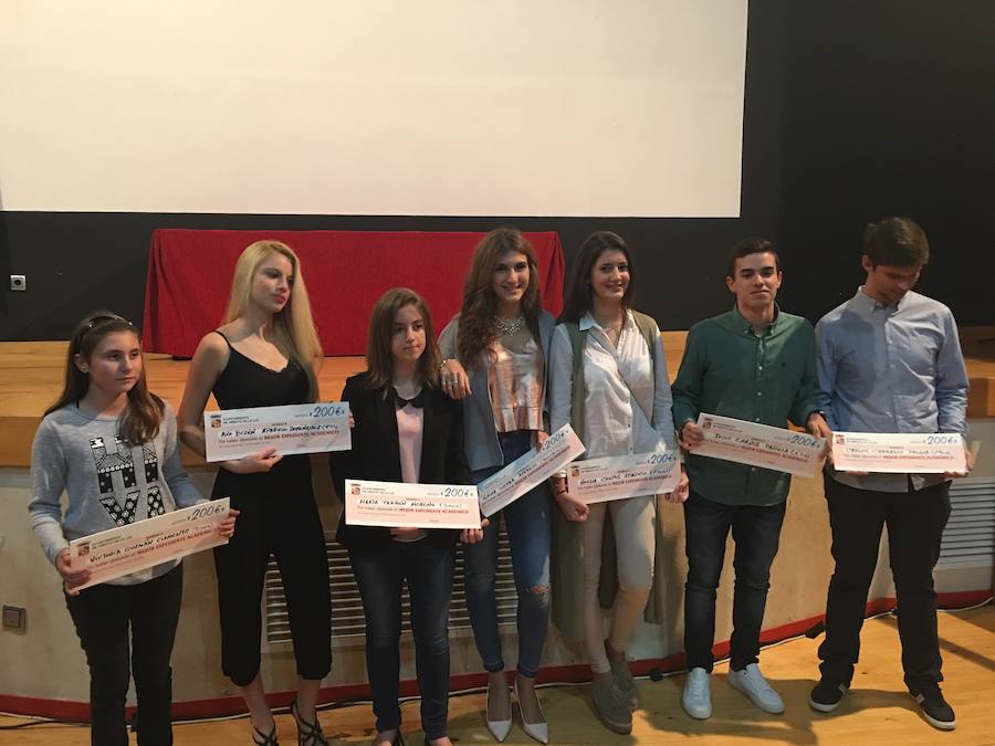 Los siete mejores estudiantes del curso 2015-2016 han sido premiados con una beca
