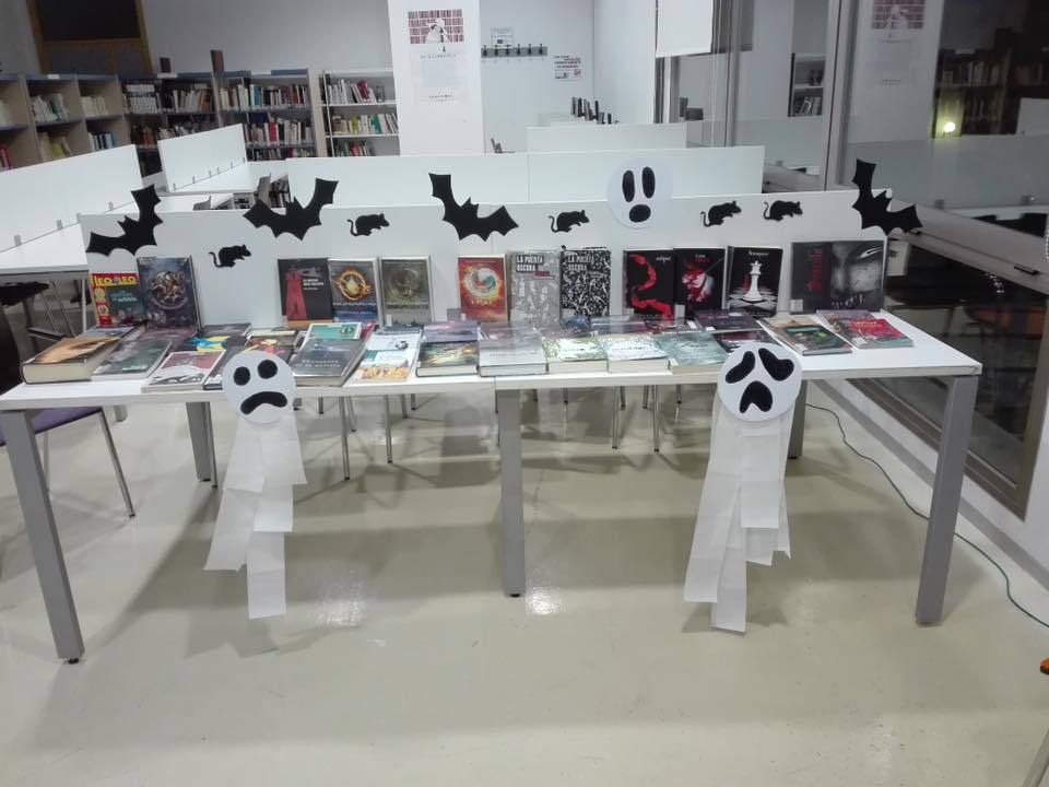 La biblioteca municipal mantiene aún su fiesta de Halloween literaria