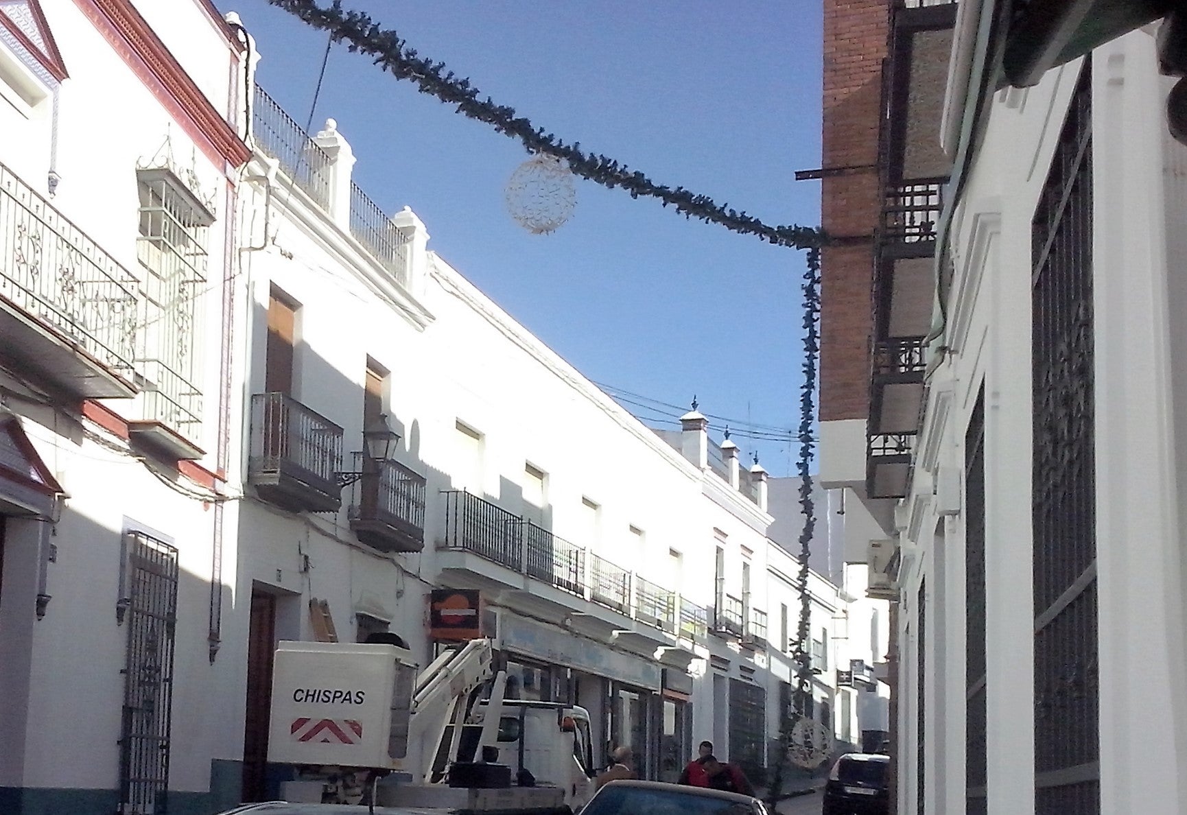 Empieza a colocarse el alumbrado navideño