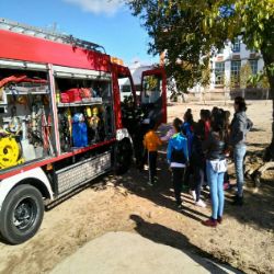 Los bomberos de Castuera ofrecen una jornada de prevención de siniestros al alumnado y equipo docente de educación primaria en la localidad