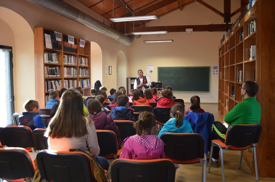 Los alumnos de segundo y tercero de primaria disfrutan de un cuentacuentos infantil