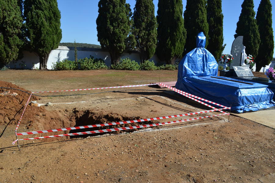 Más de 1.000 personas visitan el cementerio en la festividad de Todos los Santos