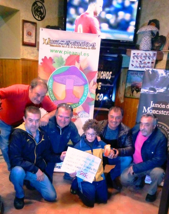 La Asociación Micológica ‘Pie Azul’ hace entrega de un cheque de 505 euros a Jesús Perera