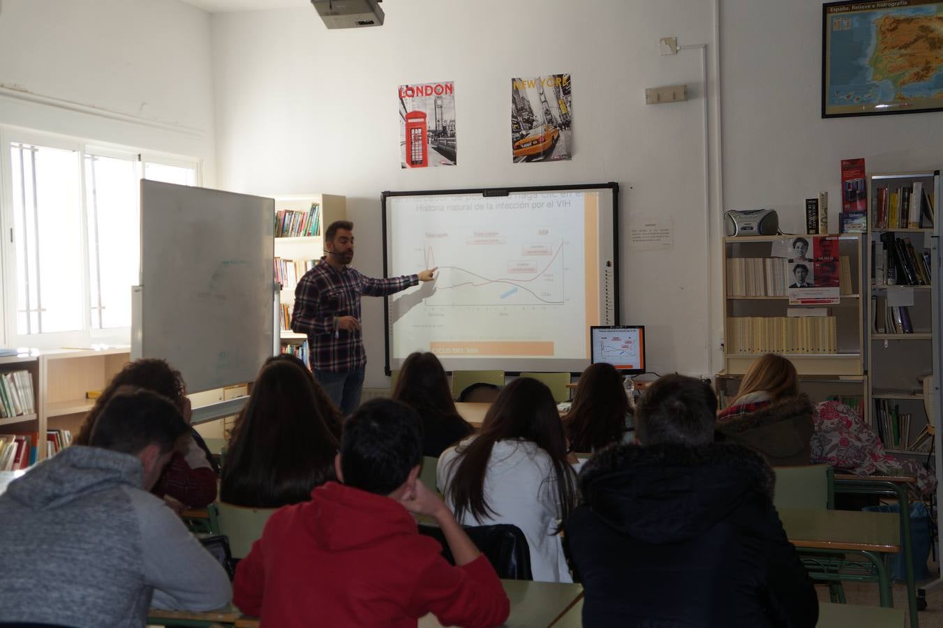 Un mes para informar y concienciar a los jóvenes sobre la enfermedad del VIH en el I.E.S. Benazaire