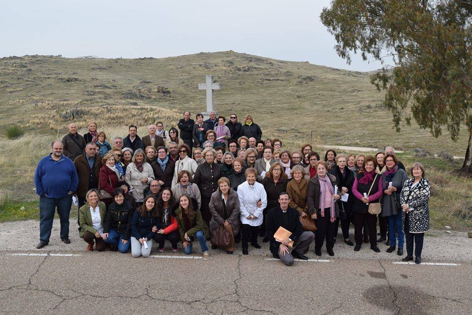 Casi un centenar de vecinos de Villanueva peregrinan hasta la ermita de Piedraescrita