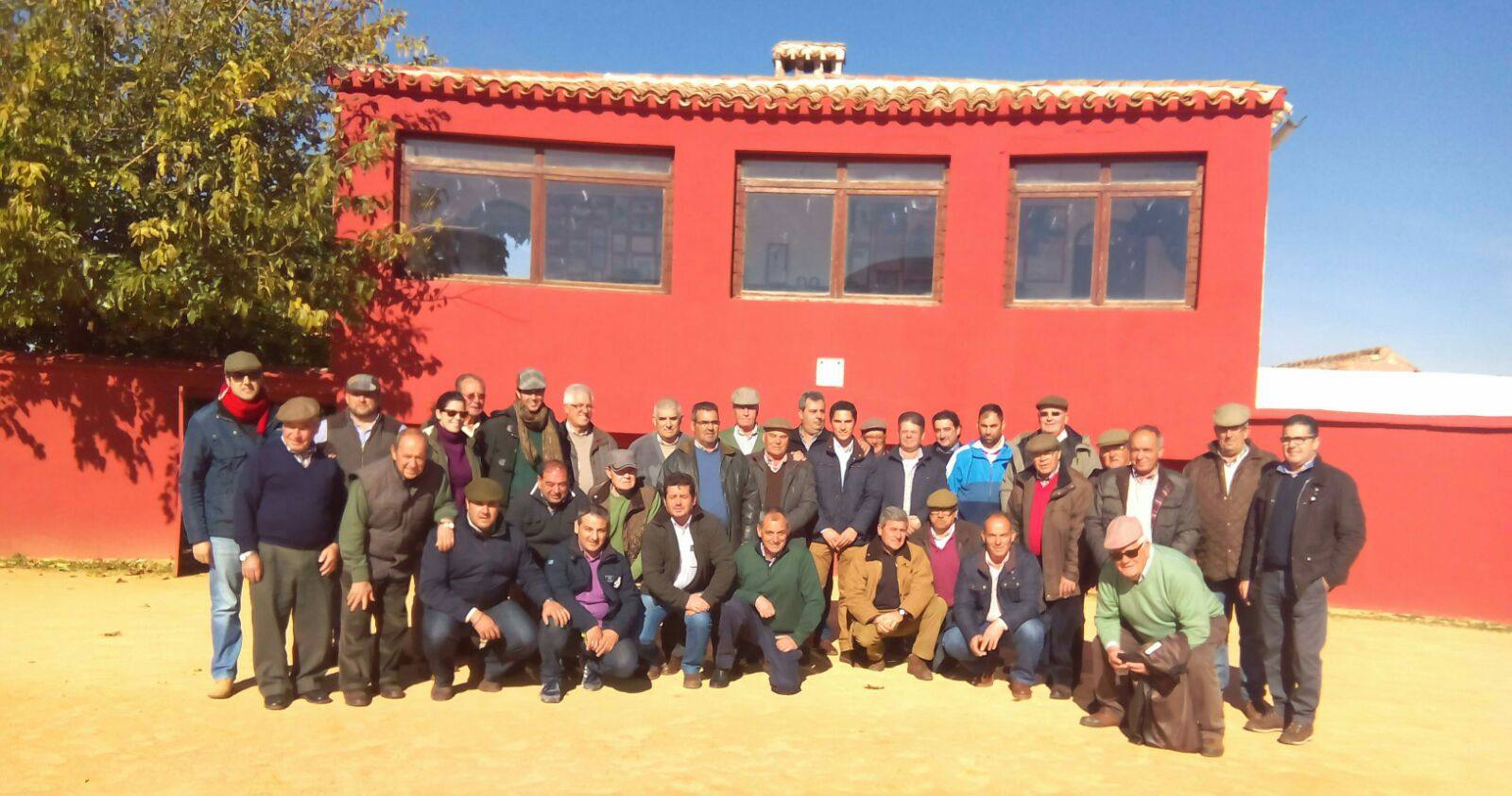 La Asociación Cultural Taurina Media Verónica vista la ganadería de Daniel Ruíz en Albacete