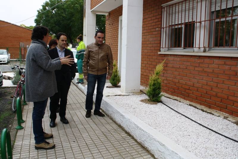 El Alcalde de Montijo visita los trabajos de jardinería seca en el Colegio Público Padre Manjón