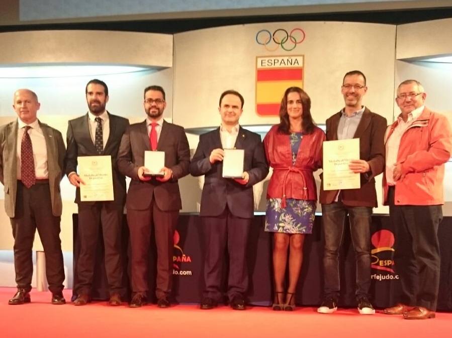El Alcalde de Montijo recoge la Medalla de plata al Mérito Deportivo