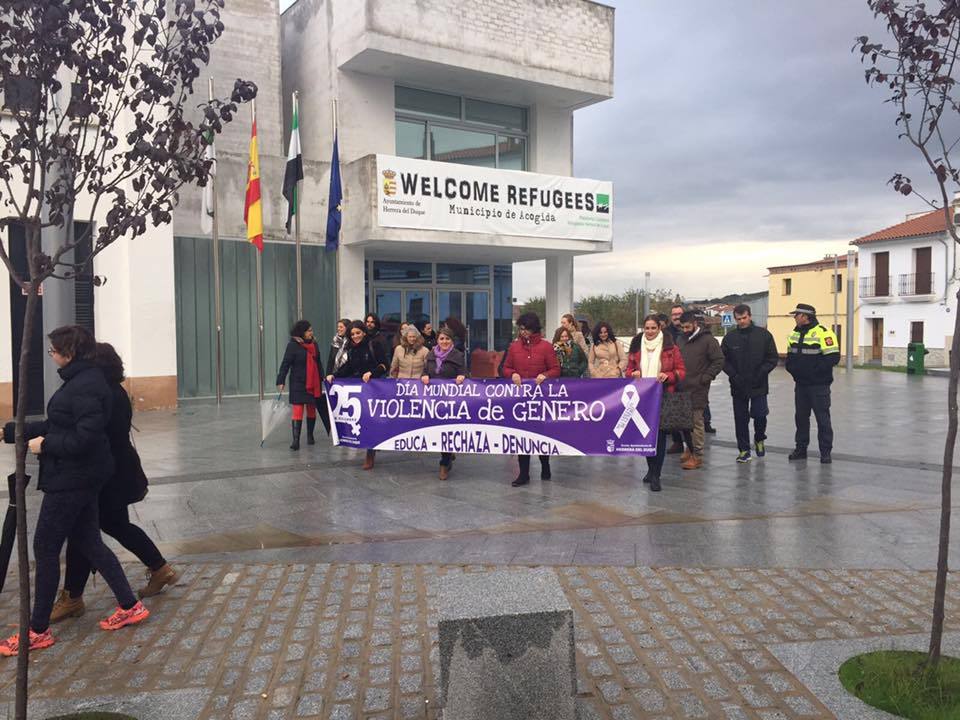 La marcha contra la violencia de género concluye con un mural en recuerdo de las víctimas de este año