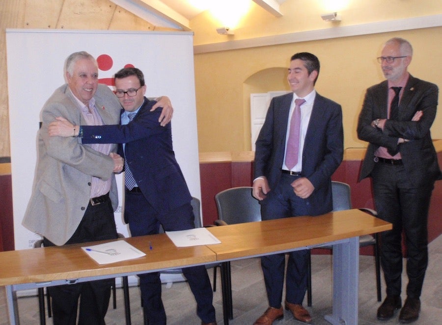 Esta tarde se ha firmado en Villafranca un convenio entre Ayuntamiento y Diputación para ampliación de la pista de atletismo de 6 a 8 calles