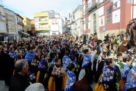 Pregón y ofrenda a la espera del plato fuerte de la fiesta