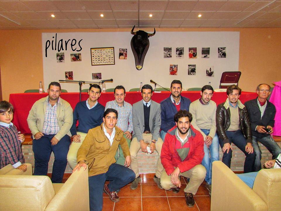 Los toreros Emilio de Justo y Tomás Angulo acuden a la presentación de la Peña Taurina 'El Volapié'