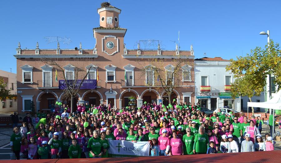 Masiva participación en la I Caminata Solidaria de la AECC