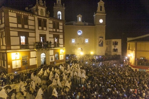 La Encamisá congregó a miles de personas en la Plaza Mayor de Torrejoncillo