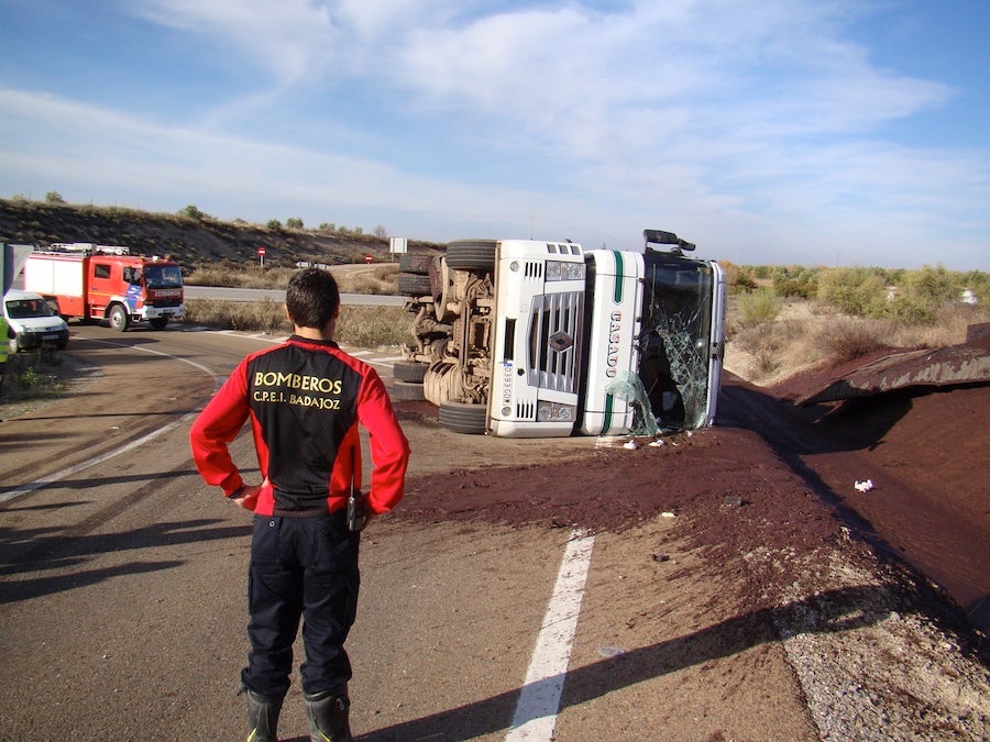 Vuelca un camión cargado de alperchín en el acceso a Villafranca por la A-66