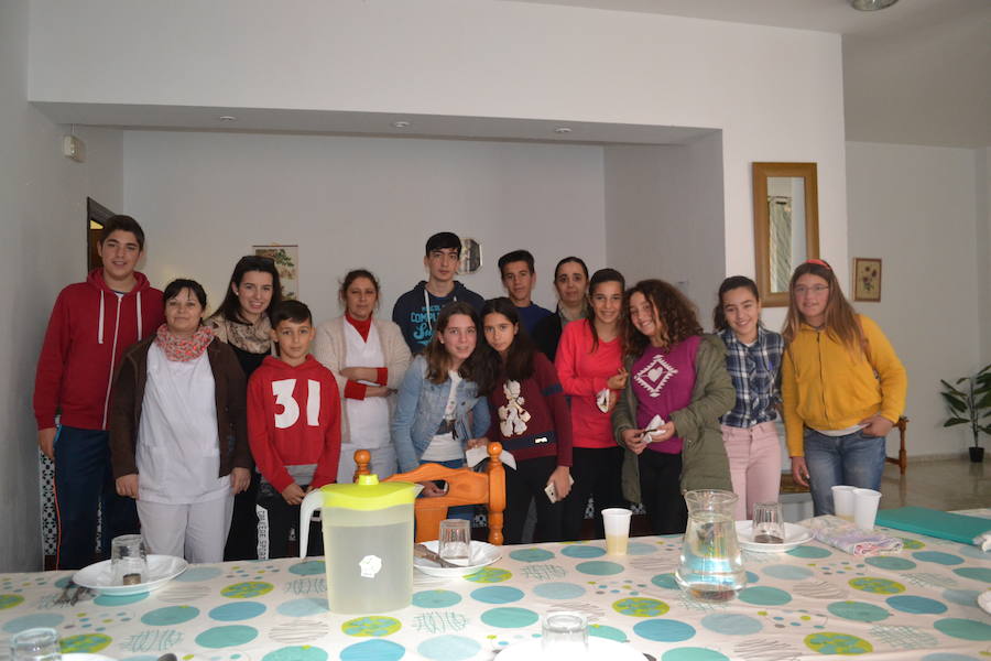 La AMPA Nuevo Futuro visita los pisos tutelados con diversos socios