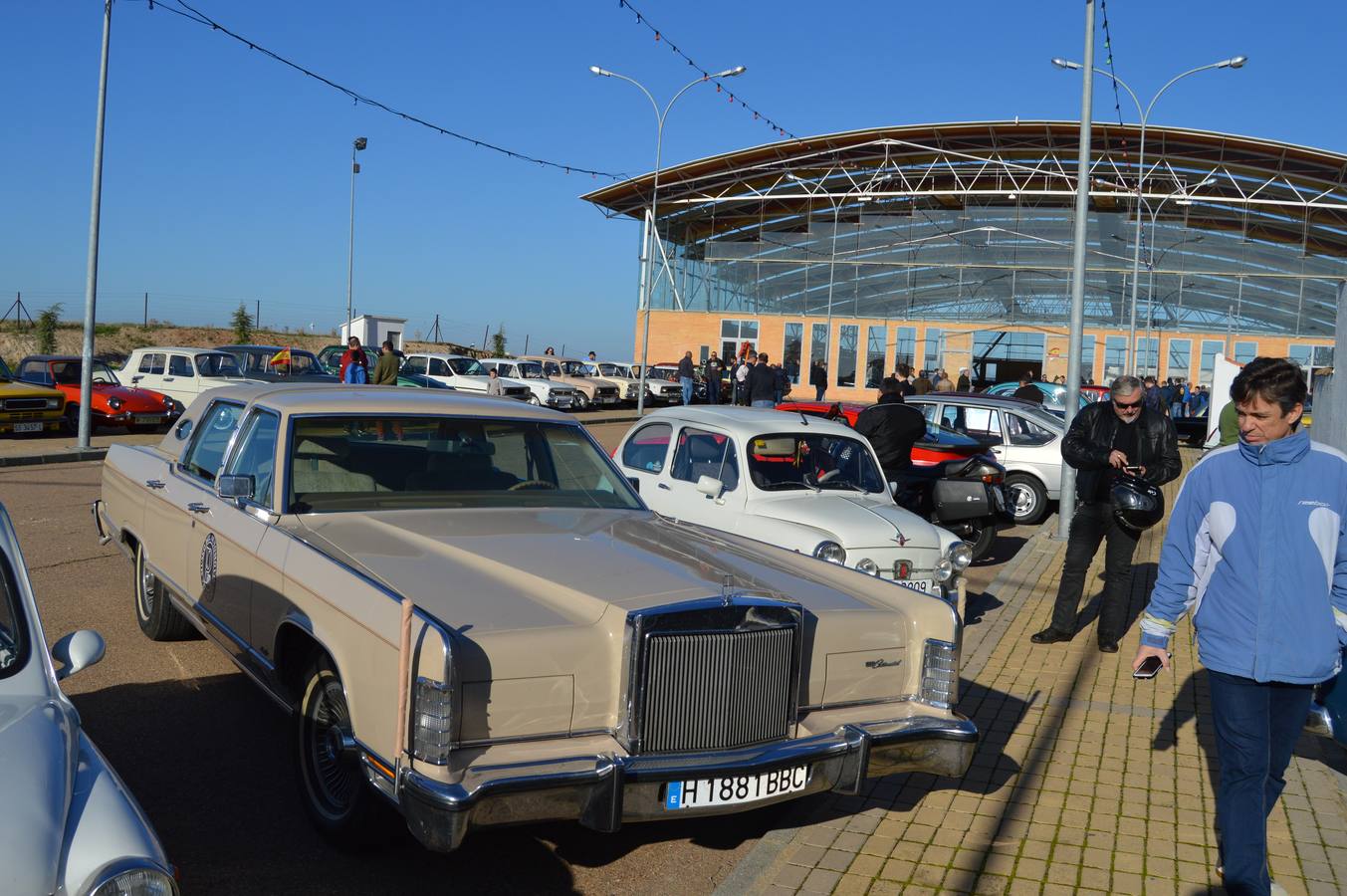 La concentración de coches clásicos reúne a más de 90 participantes