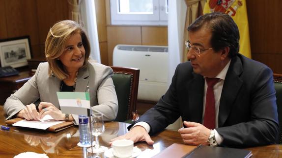 Báñez se ofrece a financiar un plan especial de empleo para Extremadura