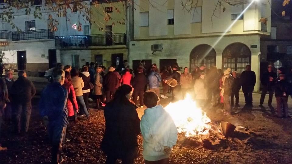 Las luminarias en honor a Santa Lucía llenan de hogueras las calles de Herrera y Peloche
