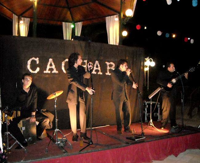 El grupo flamenco 'Cachaba' ofrece un concierto en Curujo Bar