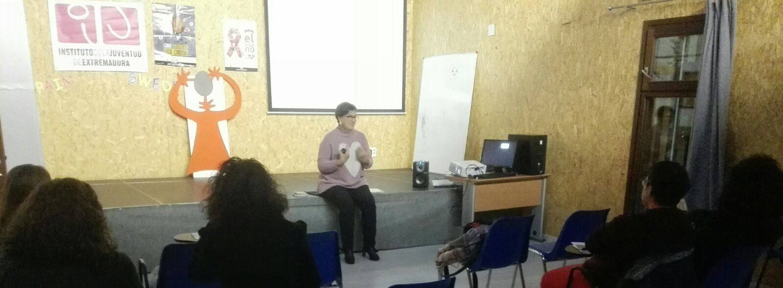 Los jóvenes de la localidad participan en un taller que les sensibiliza acerca de la trata de mujeres