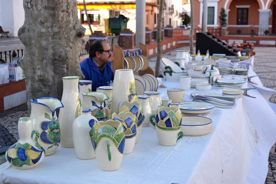La plaza de España recibe el Mercadillo de Artesanía Navideño