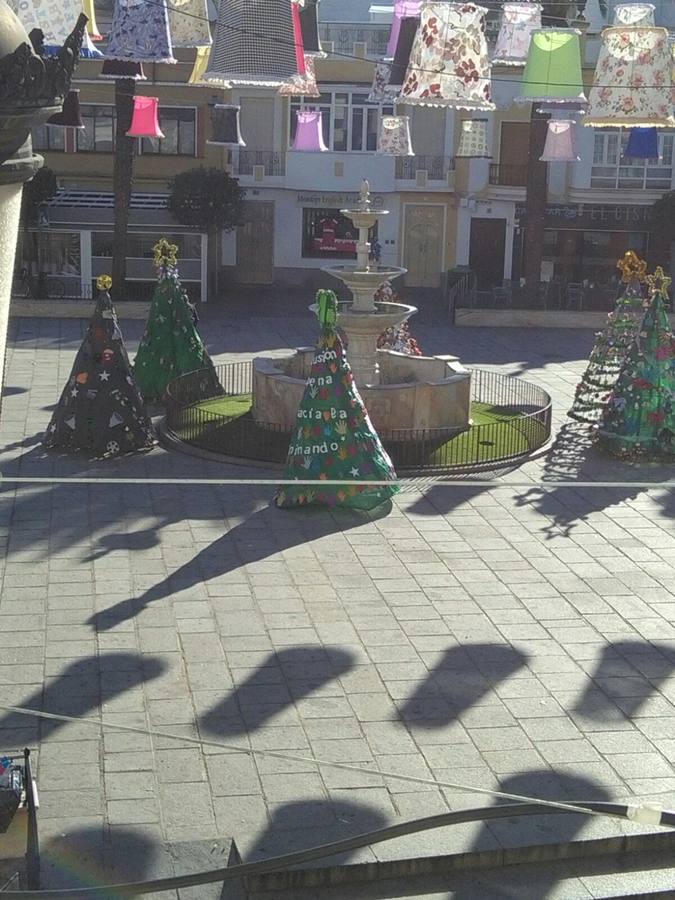 Los centros escolares protagonizan la actividad 'Decora y Recicla con tu árbol de Navidad'