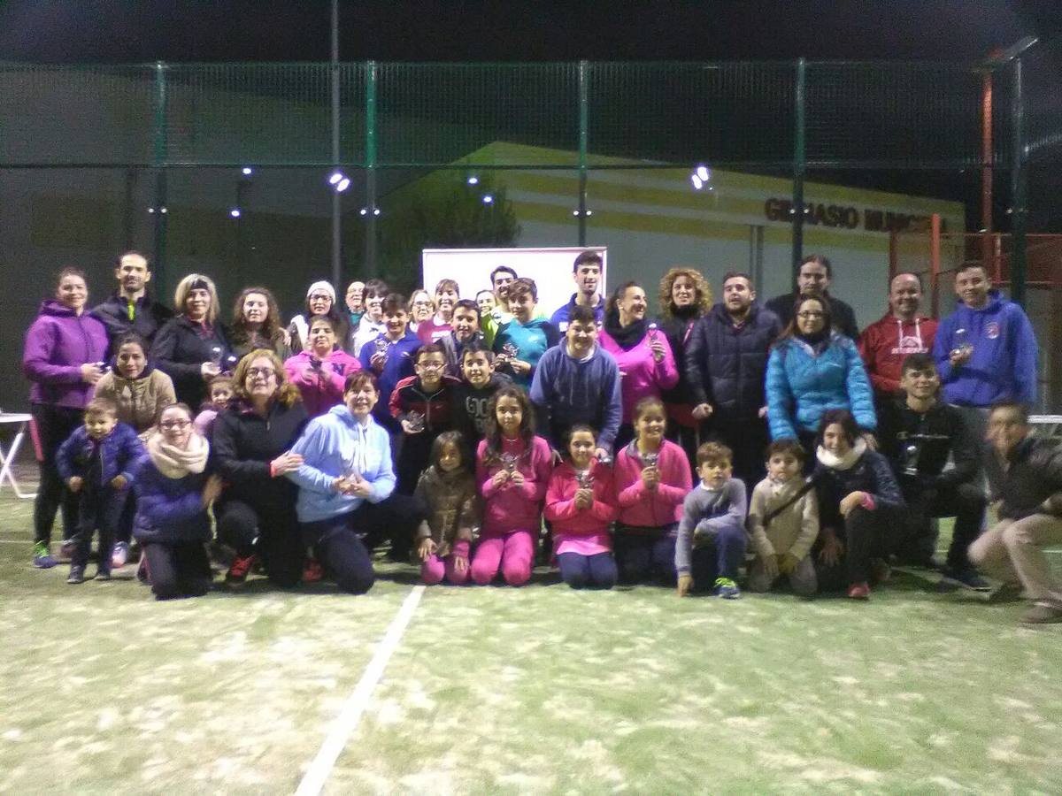 Un total de 46 parejas participan en el torneo de pádel a beneficio de Cáritas