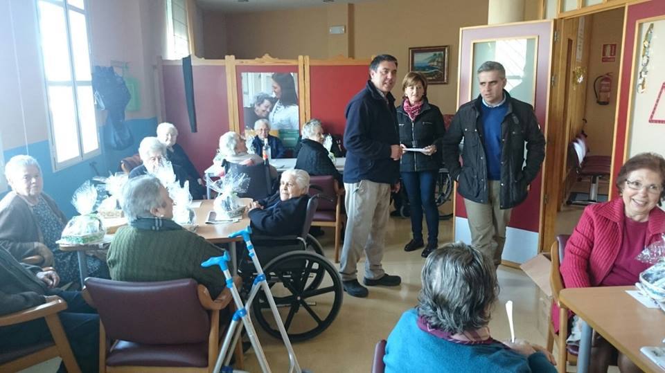 Visita del Alcalde y los concejales al centro de día y de noche