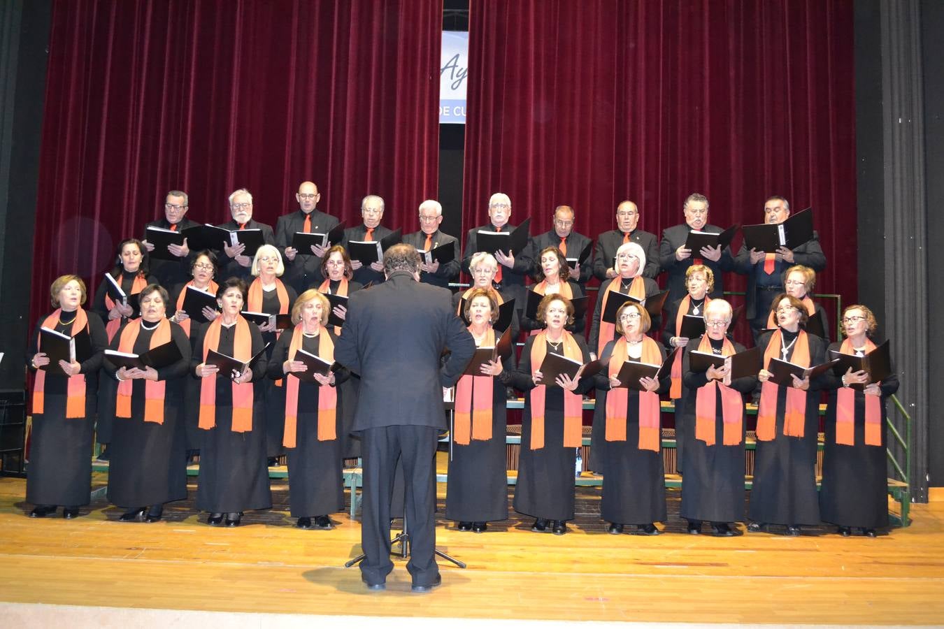 La Coral Santeña y la Banda de Música celebran la Navidad con un extraordinario concierto