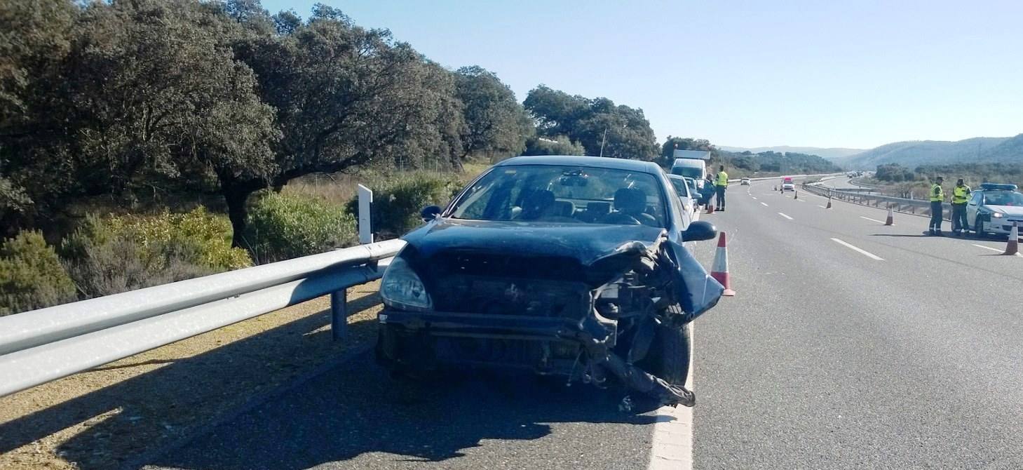 Colisión entre dos vehículos cerca de Monesterio, en la Autovía de la Plata