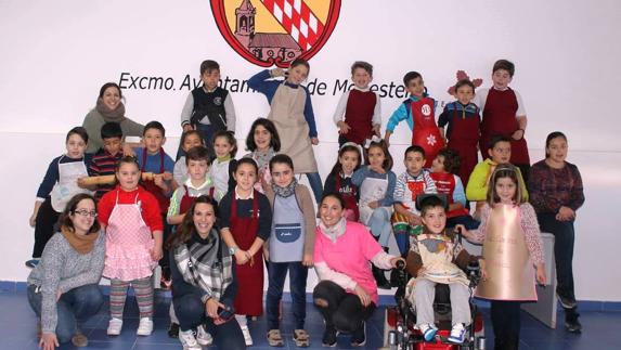 Medio centenar de niños y niñas participan en el taller de repostería navideña infantil