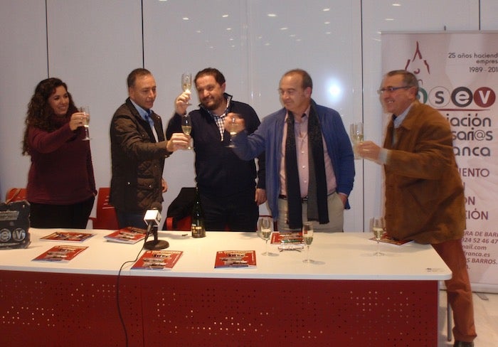 La Asociación de Empresarios de Villafranca despide 2016 con un nuevo número de su revista 'El Emprendedor de Tierra de Barros'