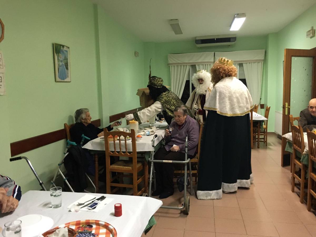 Los Reyes Magos dejaron regalos a los usuarios de los pisos tutelados